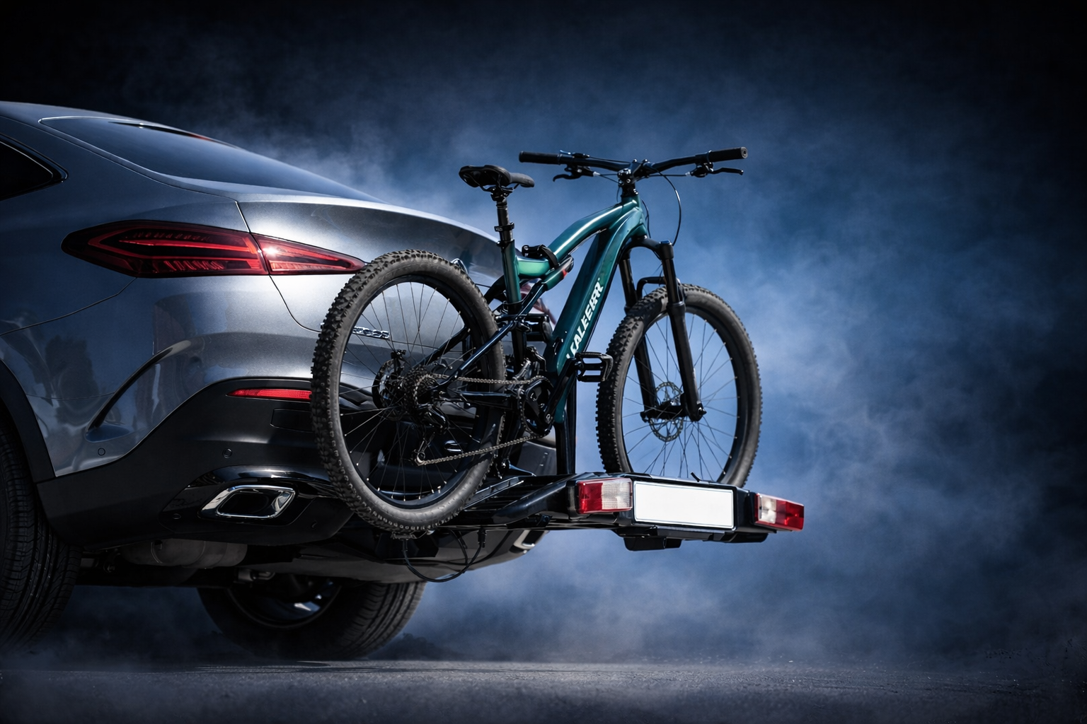 SUV με ποδήλατο και ομίχλη